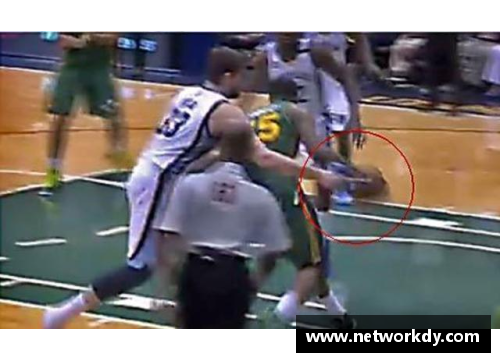 NBA防守中的奇葩瞬间：JR解鞋带与韦德的神奇之举